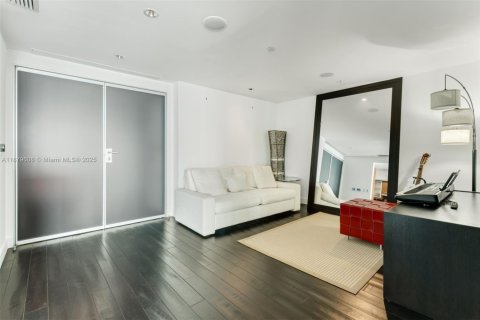 Condo in Miami, Florida, 2 bedrooms  № 1921239 - photo 12