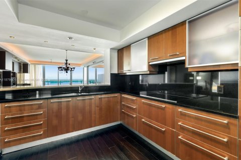 Condo in Miami, Florida, 2 bedrooms  № 1921239 - photo 5