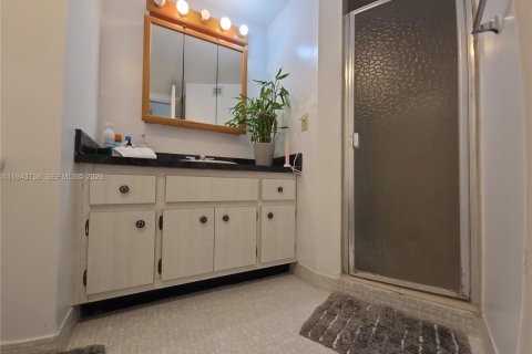 Condo in Miami, Florida, 2 bedrooms  № 2002102 - photo 15