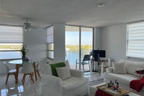Condo in Miami, Florida, 2 bedrooms  № 2002102 - photo 11