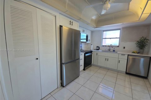 Condo in Miami, Florida, 2 bedrooms  № 2002102 - photo 7