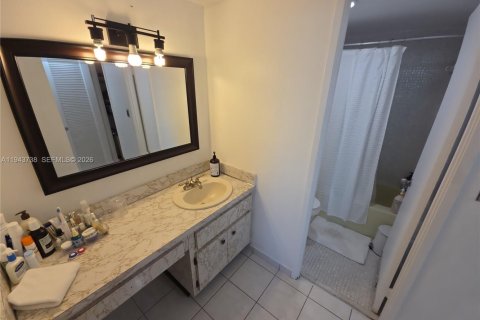 Condo in Miami, Florida, 2 bedrooms  № 2002102 - photo 14