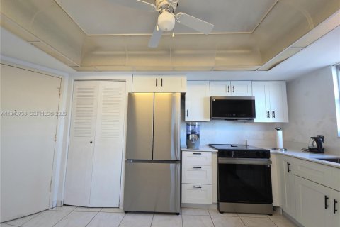 Condo in Miami, Florida, 2 bedrooms  № 2002102 - photo 9