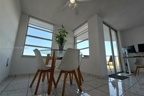Condo in Miami, Florida, 2 bedrooms  № 2002102 - photo 3