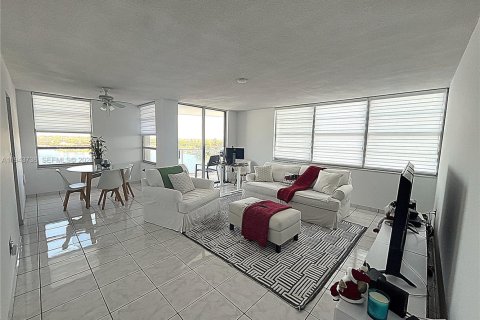 Condo in Miami, Florida, 2 bedrooms  № 2002102 - photo 20