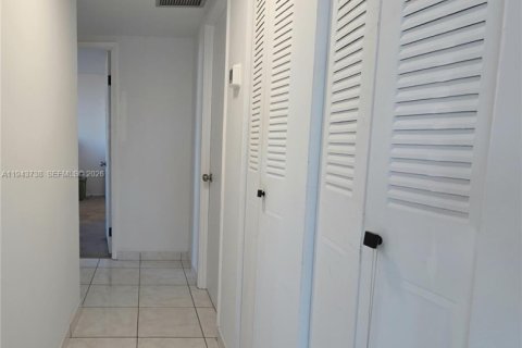 Condo in Miami, Florida, 2 bedrooms  № 2002102 - photo 18