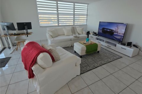 Condo in Miami, Florida, 2 bedrooms  № 2002102 - photo 5