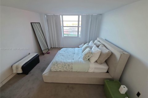 Condo in Miami, Florida, 2 bedrooms  № 2002102 - photo 13