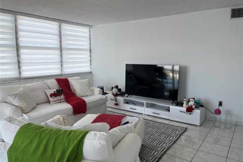 Condo in Miami, Florida, 2 bedrooms  № 2002102 - photo 10