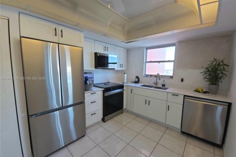 Condo in Miami, Florida, 2 bedrooms  № 2002102 - photo 8