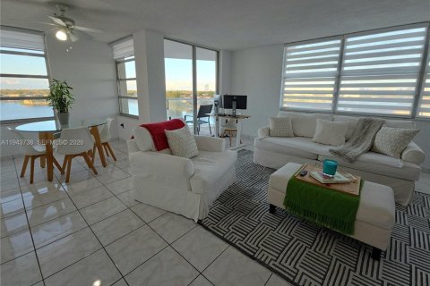 Condo in Miami, Florida, 2 bedrooms  № 2002102 - photo 19