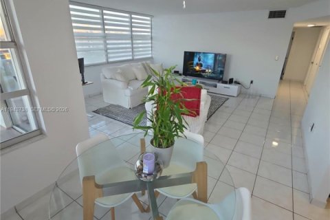 Condo in Miami, Florida, 2 bedrooms  № 2002102 - photo 6