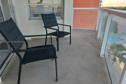 Condo in Miami, Florida, 2 bedrooms  № 2002102 - photo 17