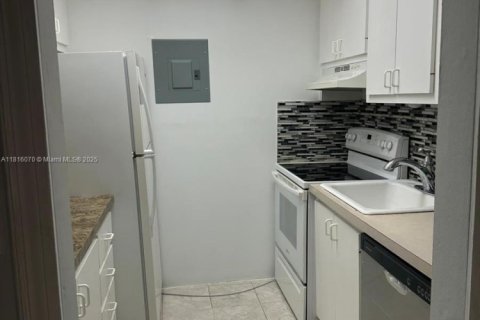 Condo in Hollywood, Florida, 1 bedroom  № 1768699 - photo 25