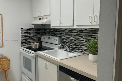 Condo in Hollywood, Florida, 1 bedroom  № 1768699 - photo 4