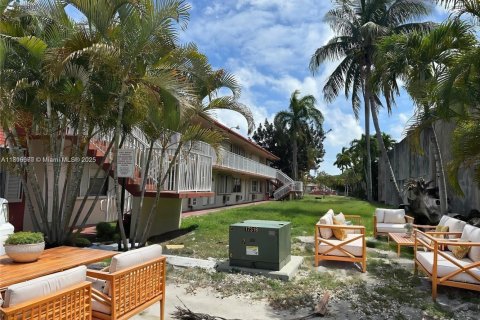 Condo in Hollywood, Florida, 1 bedroom  № 1768699 - photo 1