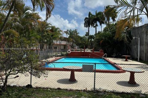 Condo in Hollywood, Florida, 1 bedroom  № 1768699 - photo 9