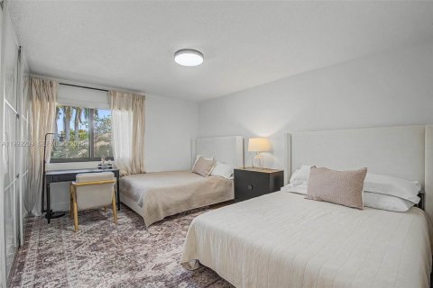 House in Pembroke Pines, Florida 4 bedrooms, 276.2 sq.m. № 2059070 - photo 30