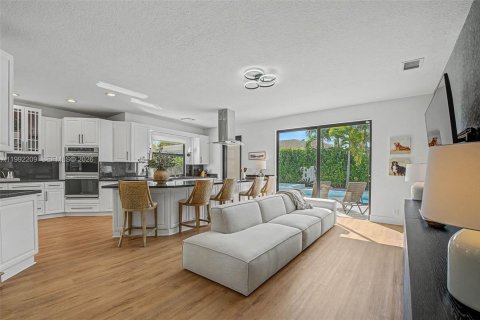 House in Pembroke Pines, Florida 4 bedrooms, 276.2 sq.m. № 2059070 - photo 12