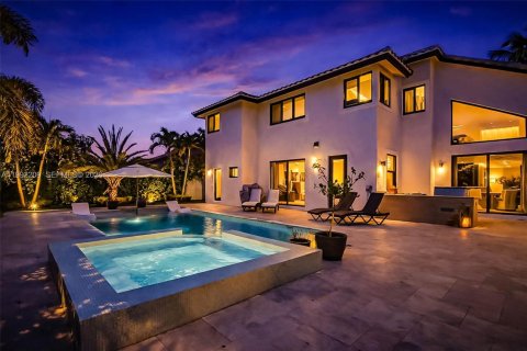 House in Pembroke Pines, Florida 4 bedrooms, 276.2 sq.m. № 2059070 - photo 4