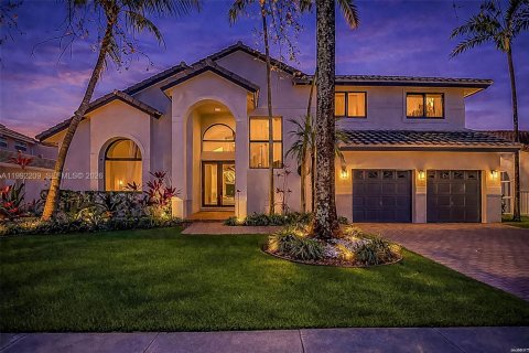 House in Pembroke Pines, Florida 4 bedrooms, 276.2 sq.m. № 2059070 - photo 1