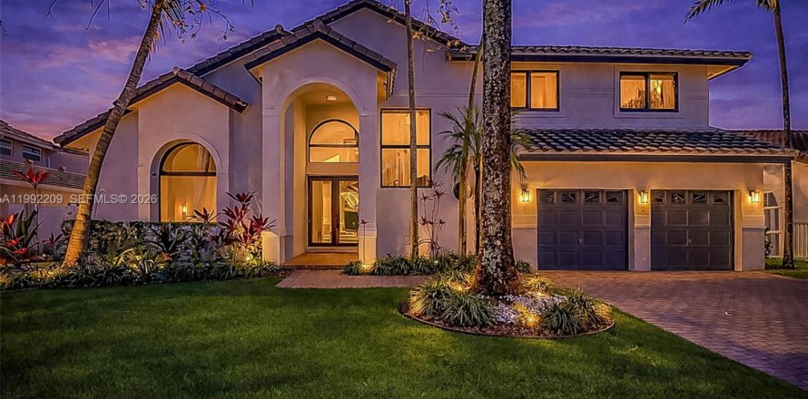 House in Pembroke Pines, Florida 4 bedrooms, 276.2 sq.m. № 2059070
