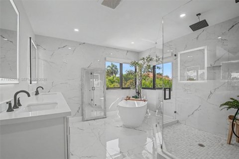 House in Pembroke Pines, Florida 4 bedrooms, 276.2 sq.m. № 2059070 - photo 25