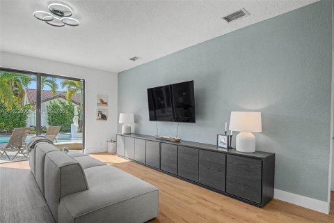 House in Pembroke Pines, Florida 4 bedrooms, 276.2 sq.m. № 2059070 - photo 11