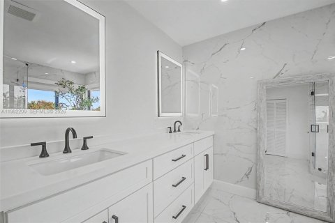 House in Pembroke Pines, Florida 4 bedrooms, 276.2 sq.m. № 2059070 - photo 27