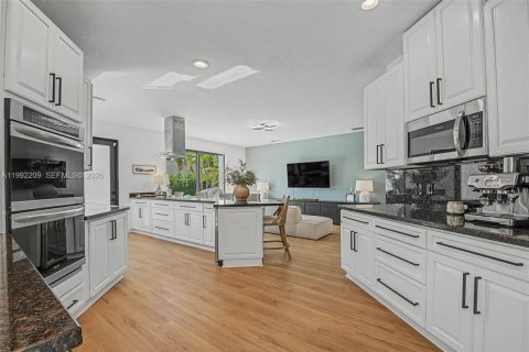 House in Pembroke Pines, Florida 4 bedrooms, 276.2 sq.m. № 2059070 - photo 10