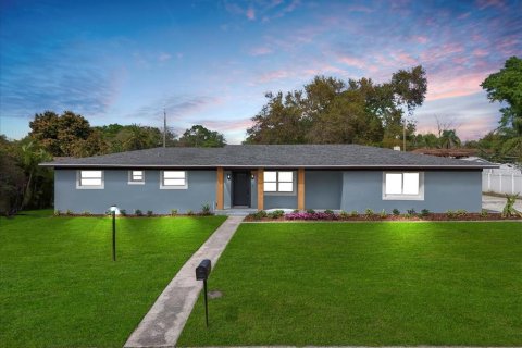 House in Lakeland, Florida 5 bedrooms, 228.08 sq.m. № 1518903 - photo 1