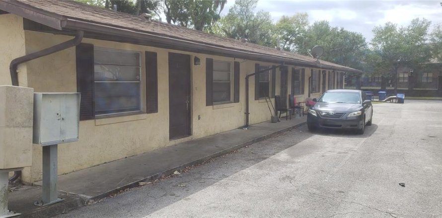 Commercial property in DeLand, Florida 14 bedrooms, 557.41 sq.m. № 1879661