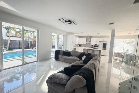 Villa ou maison à vendre à Miami, Floride: 4 chambres, 246.19 m2 № 2004221 - photo 2