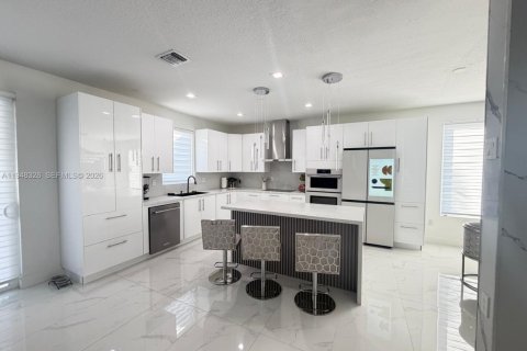 Villa ou maison à vendre à Miami, Floride: 4 chambres, 246.19 m2 № 2004221 - photo 9