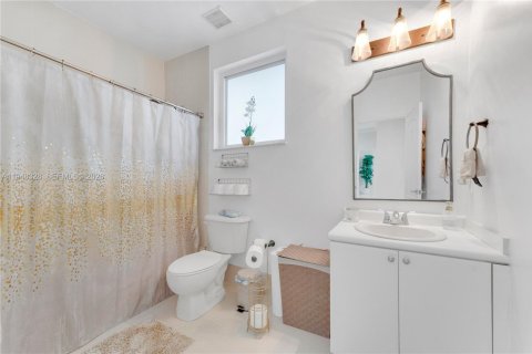 House in Miami, Florida 4 bedrooms, 246.19 sq.m. № 2004221 - photo 20