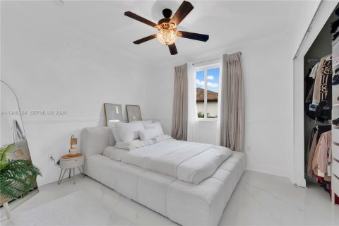 House in Miami, Florida 4 bedrooms, 246.19 sq.m. № 2004221 - photo 19