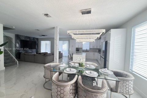 Villa ou maison à vendre à Miami, Floride: 4 chambres, 246.19 m2 № 2004221 - photo 4
