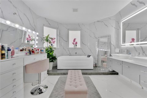 House in Miami, Florida 4 bedrooms, 246.19 sq.m. № 2004221 - photo 15