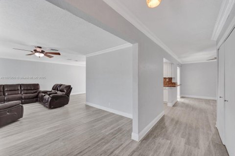 House in Cooper City, Florida 5 bedrooms, 167.41 sq.m. № 1924580 - photo 29