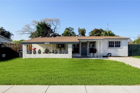 House in Hollywood, Florida 2 bedrooms, 82.68 sq.m. № 2063508