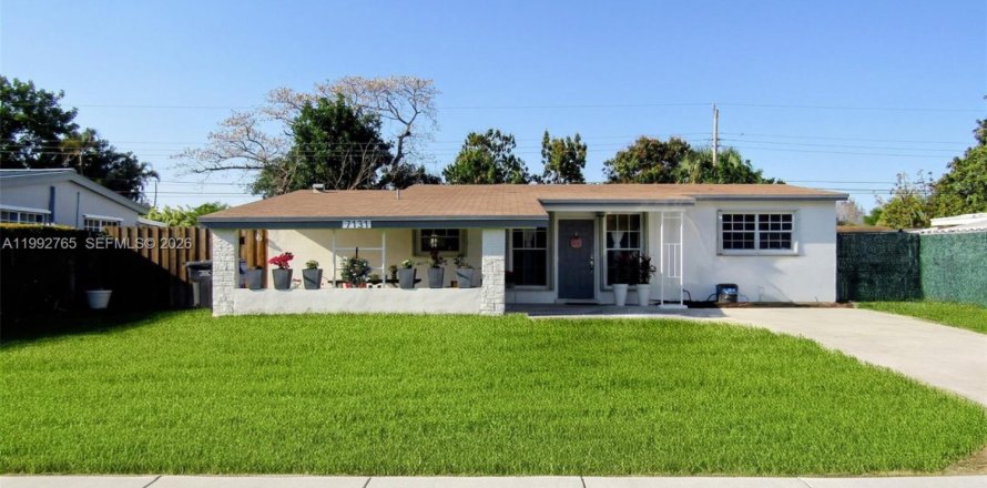 House in Hollywood, Florida 2 bedrooms, 82.68 sq.m. № 2063508