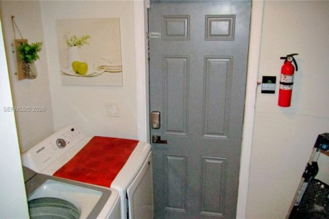 House in Hollywood, Florida 2 bedrooms, 82.68 sq.m. № 2063508 - photo 4