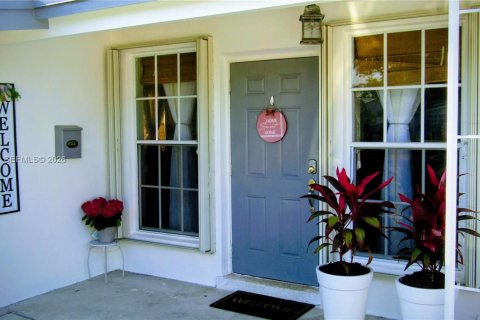 House in Hollywood, Florida 2 bedrooms, 82.68 sq.m. № 2063508 - photo 2