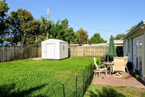 House in Hollywood, Florida 2 bedrooms, 82.68 sq.m. № 2063508 - photo 15