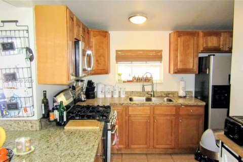 House in Hollywood, Florida 2 bedrooms, 82.68 sq.m. № 2063508 - photo 5