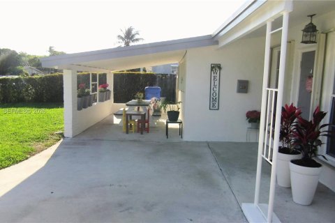 House in Hollywood, Florida 2 bedrooms, 82.68 sq.m. № 2063508 - photo 3