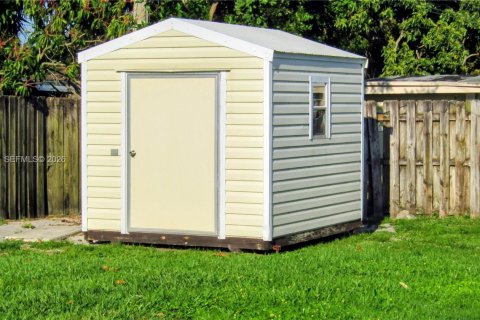 House in Hollywood, Florida 2 bedrooms, 82.68 sq.m. № 2063508 - photo 17