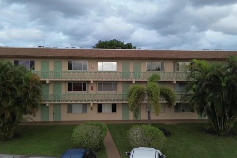 Condo in Palm Springs, Florida, 1 bedroom № 2081509 - photo 11
