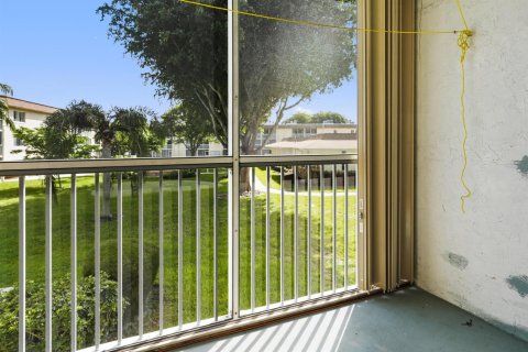 Condo in Palm Springs, Florida, 1 bedroom № 2081509 - photo 9