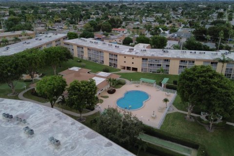 Condo in Palm Springs, Florida, 1 bedroom № 2081509 - photo 12